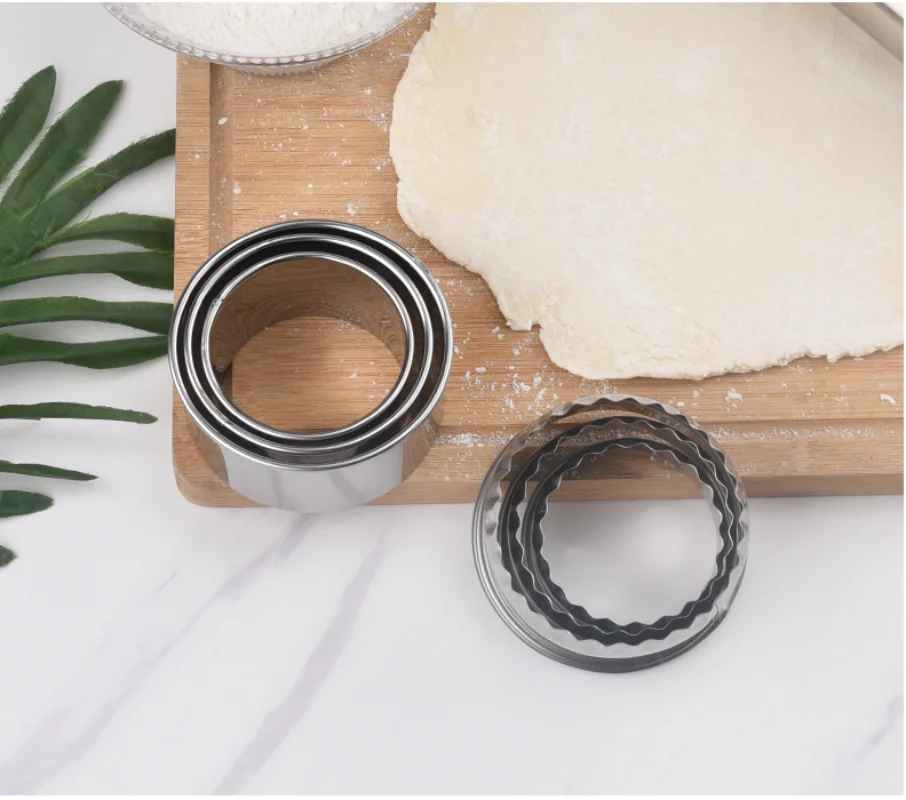emporte piece rond bords lisse et dentele en acier pour patisserie et biscuit