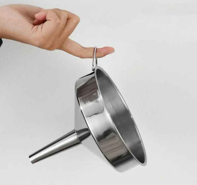 entonnoir en inox leger et polyvalent