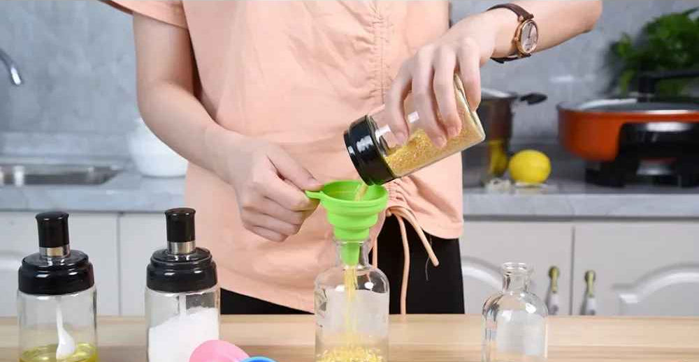 entonnoir silicone pliable de couleur pour élément solide et liquide