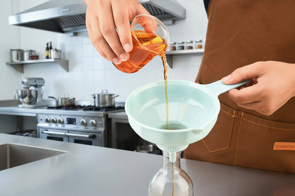 entonnoir en plastique avec embout etroit pour liquide
