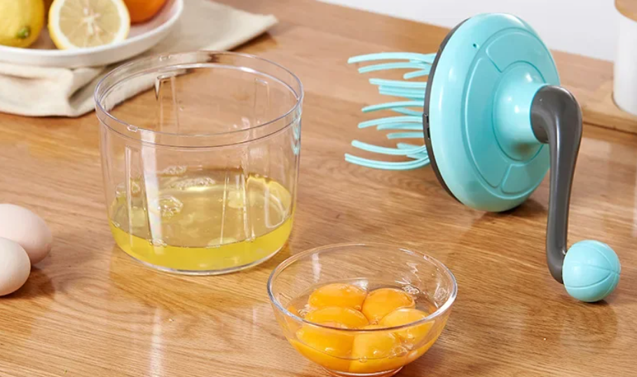 fouet-avec-recipient-melange-oeufs