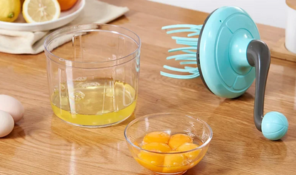 fouet-avec-recipient-melange-oeufs