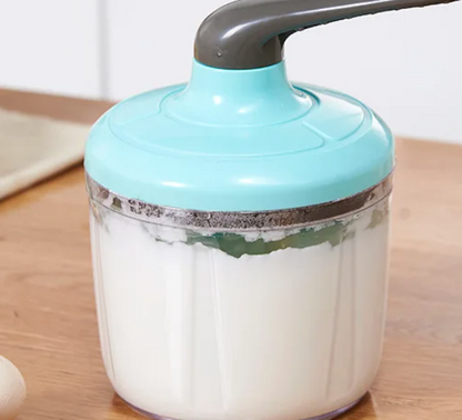 fouet-avec-recipient-preparation-blanc-en-neige