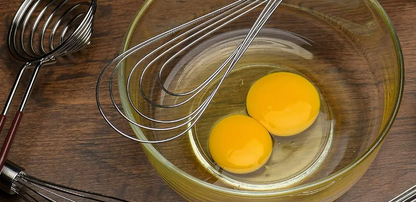 fouet plat acier inox dans un bol avec oeufs