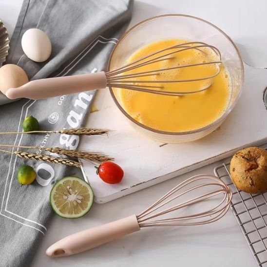 fouet-rose-plastique-melange-gateau