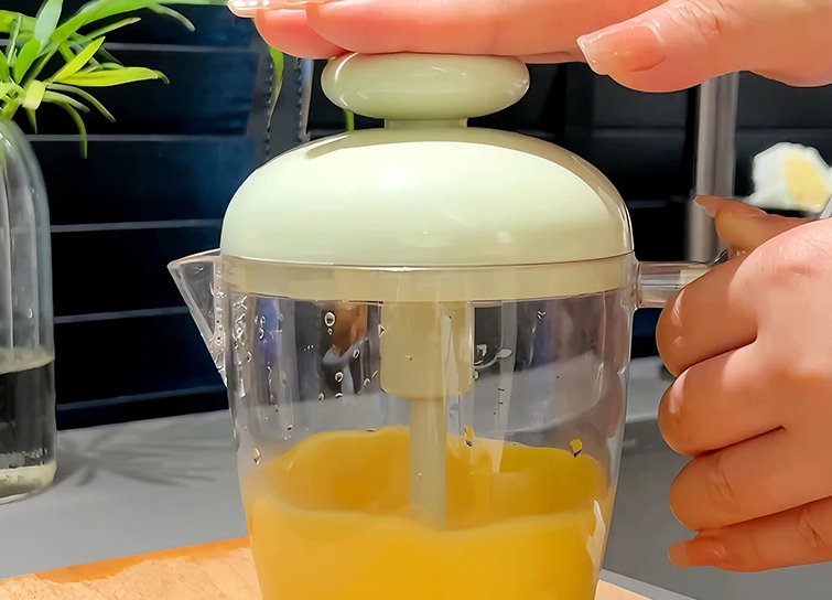 fouet-semi-automatique-avec-recipient-melange