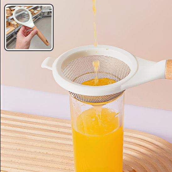 tamis avec poignée en bois pour filtrer pulpe et morceaux de jus fruits maison