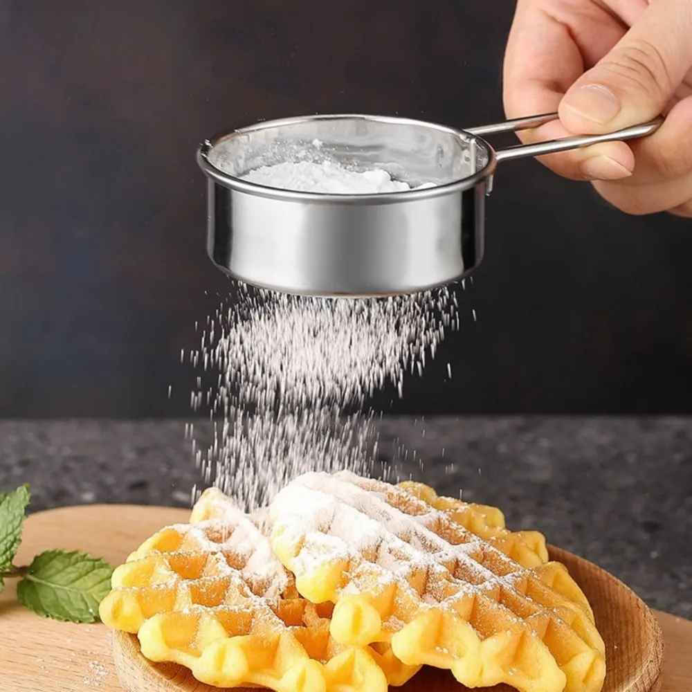 tamis compact en acier avec poigner pour saupoudrer sucre glacer sur gauffre artisanale