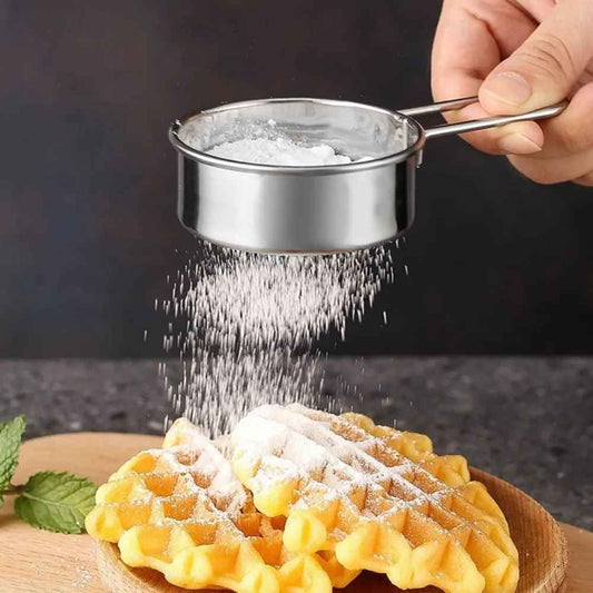 tamis compact en acier avec poigner pour saupoudrer sucre glacer sur gauffre artisanale