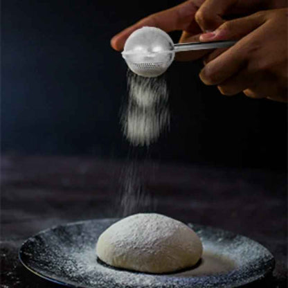 tamis de cuisine pour saupoudrer farine a pain sur bole de pate